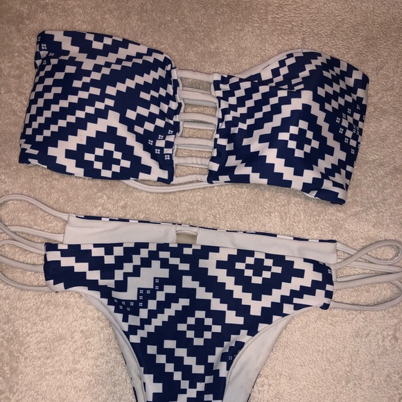 Bikini - Picture 2 of 3